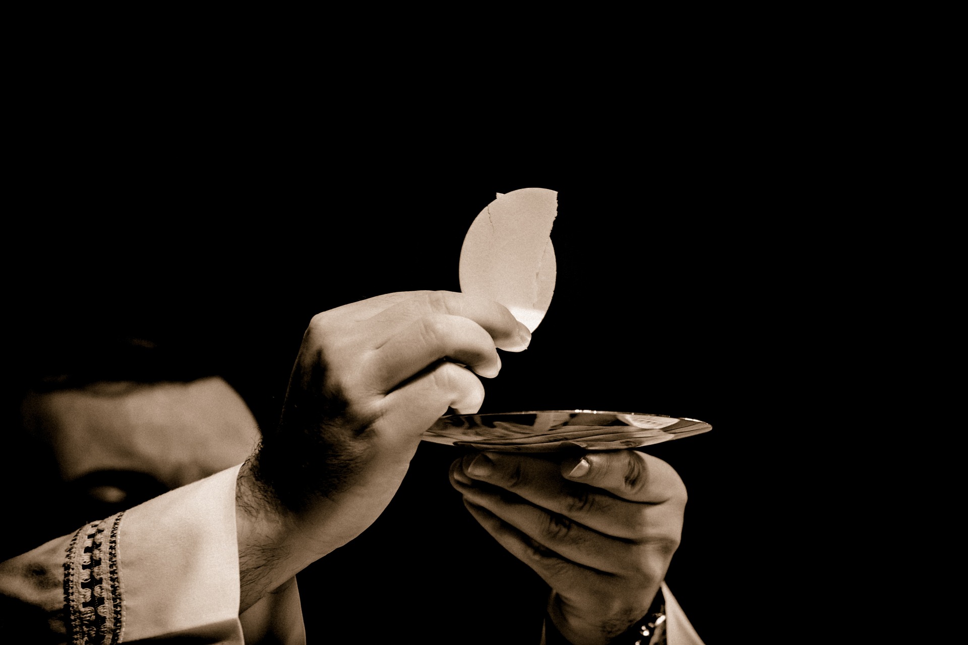 17 powerful prayers before Holy Communion